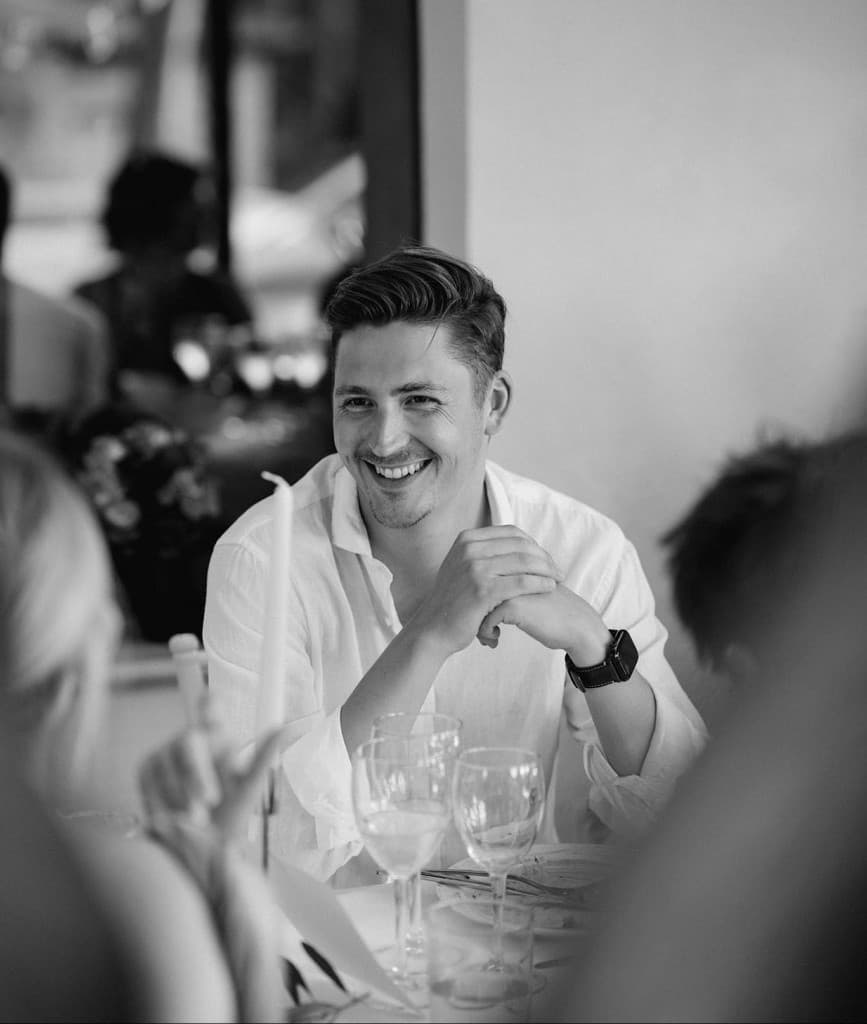 Chris am Tisch