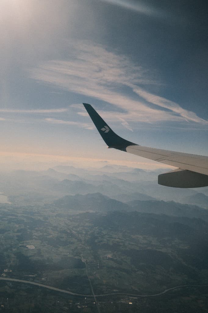 Flug über den Bergen