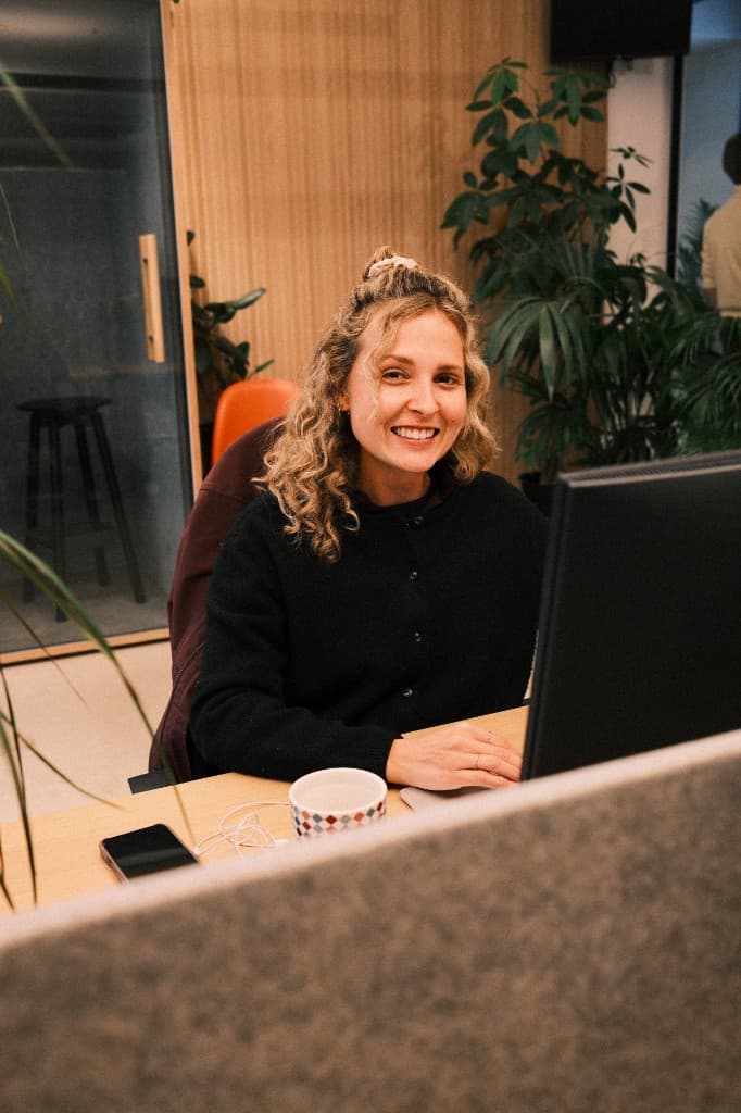 Lisa am Schreibtisch